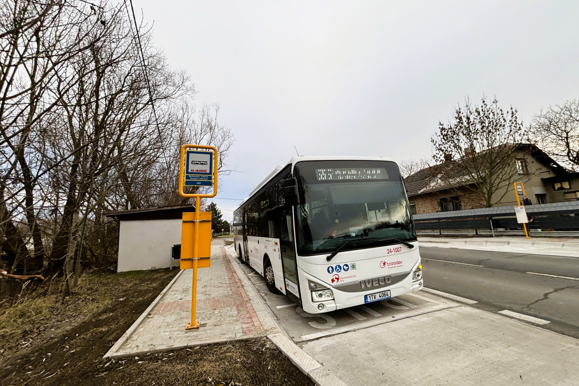 Opravené autobusové zastávky ve Vrbici jsou už v provozu