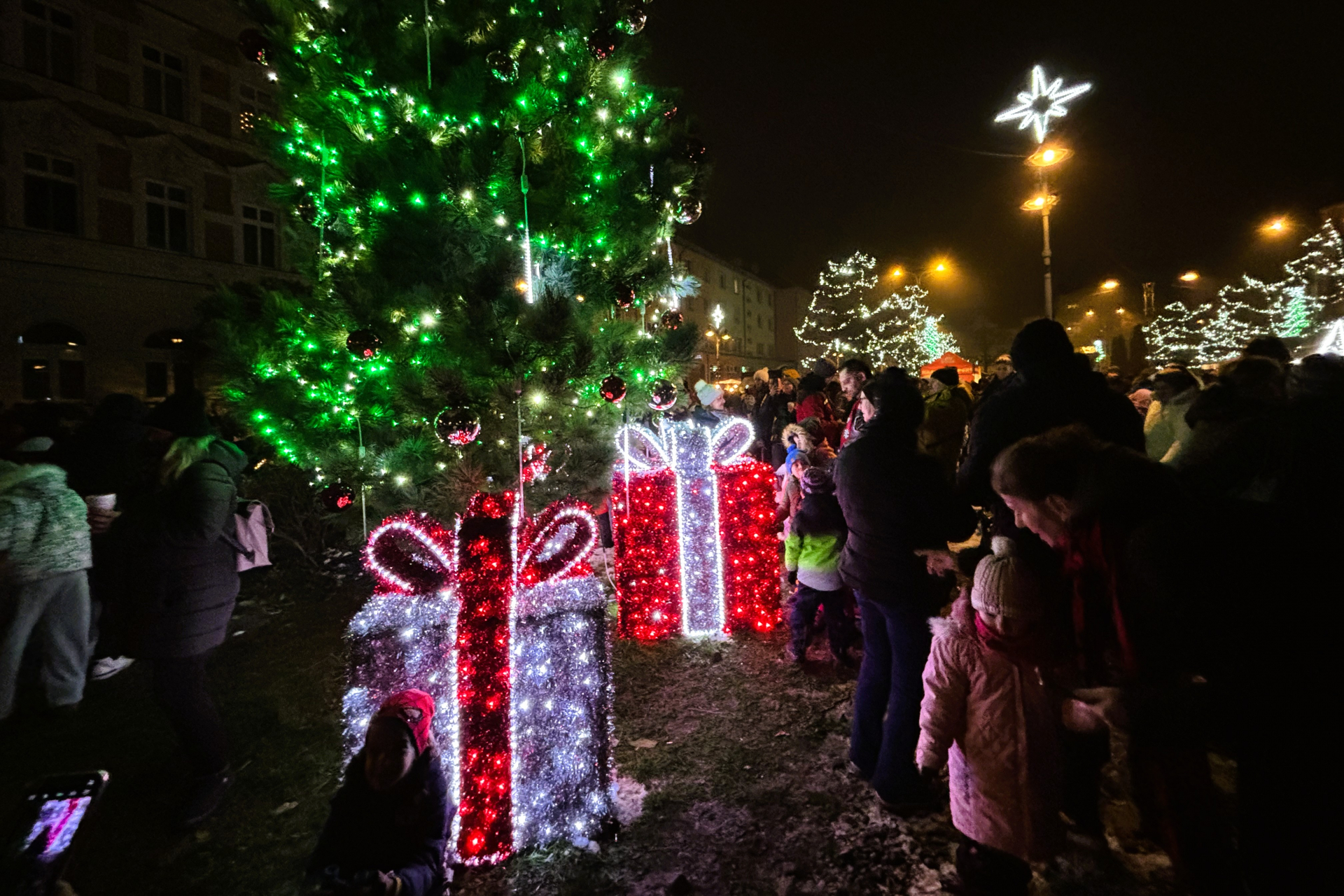 Borovice i celé náměstí se rozzářilo, začal advent